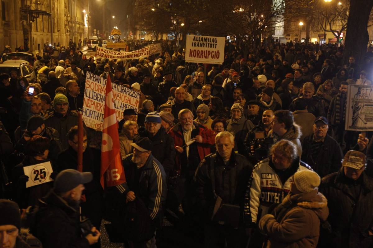 „Új rendszerváltást” követelnek Budapesten