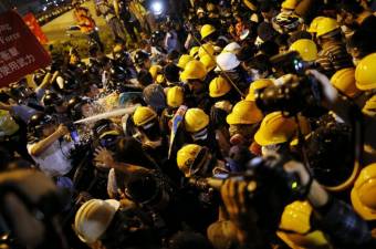 Összecsaptak az amerikai hatóságok segítségét kérő hongkongi tüntetők a rendfenntartókkal