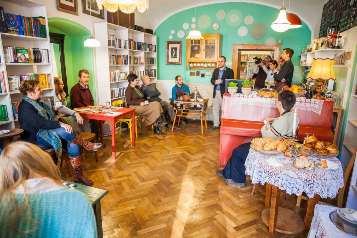 Könyv és kávé házassága – Új boltot nyit Kolozsváron a Koinónia Kiadó