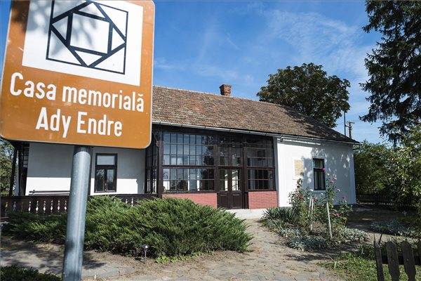 Átadták Ady Endre felújított szülőházát és emlékmúzeumát Érmindszenten