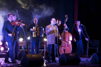 A Csík Zenekar a mérai csűrfesztivál színpadán – a kalotaszegi rendezvényen zenei egzotikumokkal várják az érdeklődőket