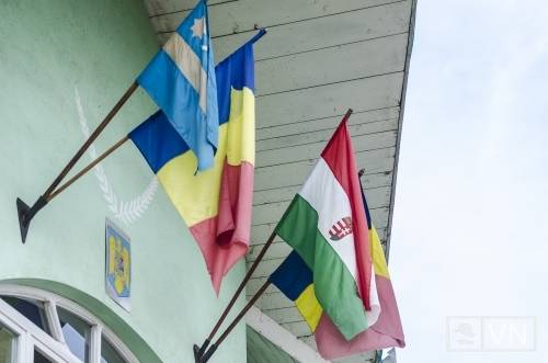 Nem loboghat a magyar zászló a csíkmadarasi községházán