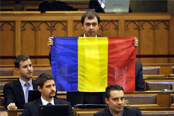 Szávay az MLSZ-t támadta és román zászlót lobogtatott az Országgyűlésben