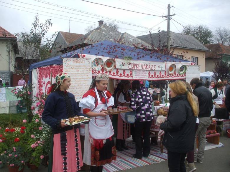 Évről évre több turistát vonz a kalotaszegi Csipkebogyó-fesztivál