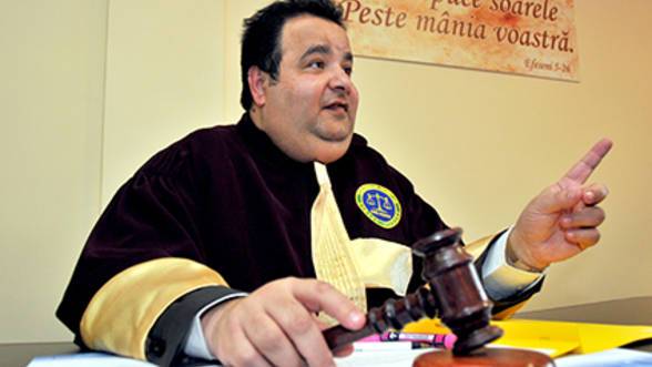 Elárverezi az adóhivatal az önjelölt romakirály, Dorin Cioabă mediátori irodájában lefoglalt vagyontárgyakat