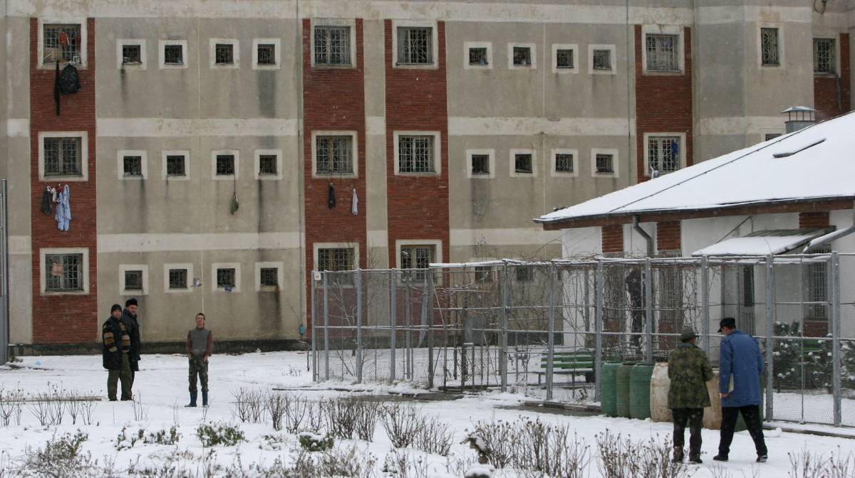 Őrizetbe kerültek a rahovai börtönkórház fogvatartottakat verő alkalmazottai