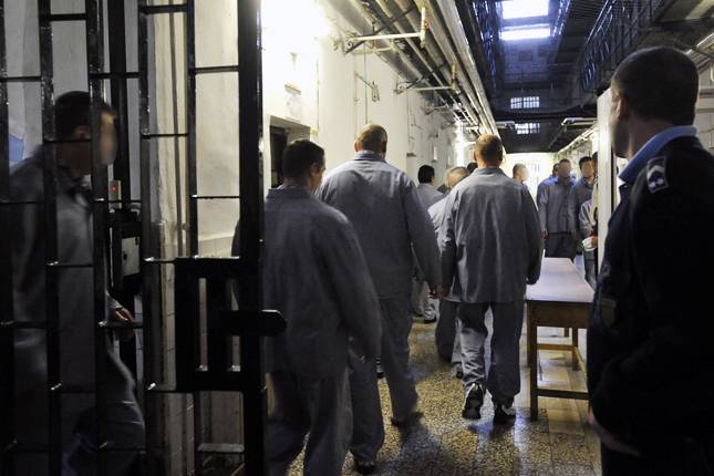 Sok „jó” ember kis helyen is elfér – büntetésük lerövidítését remélve zsúfolt börtönökbe kérik áthelyezésüket a romániai rabok