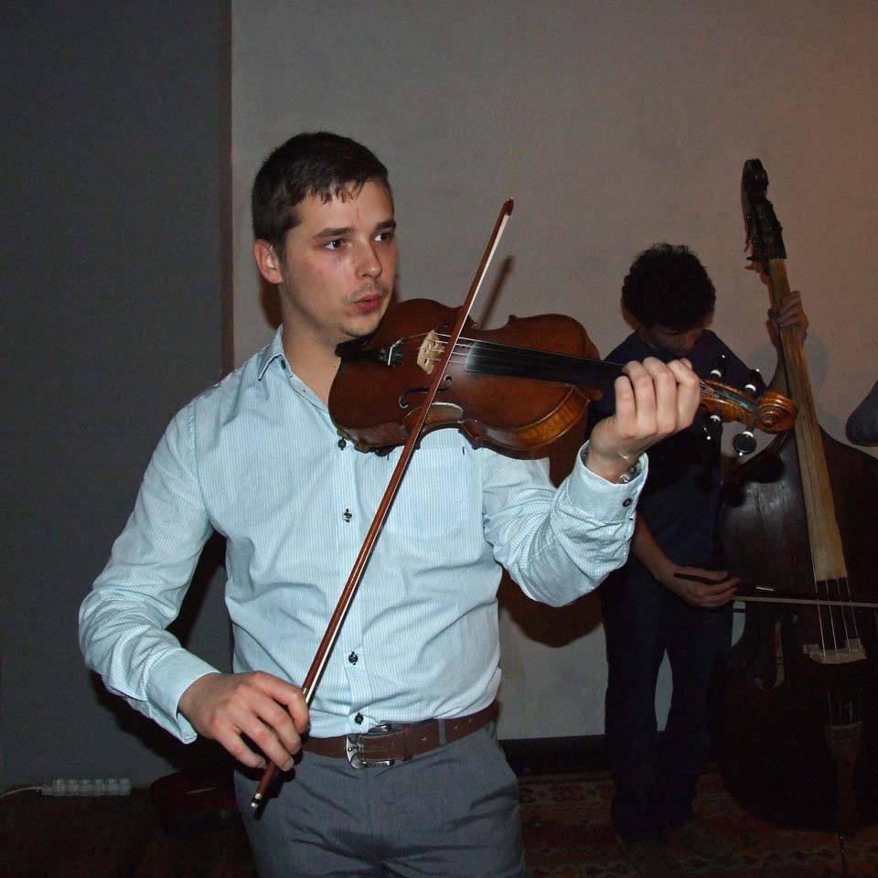 Ösztönzi a siker Vajas Albertet, a kolozsvári Tokos zenekar hegedűsét