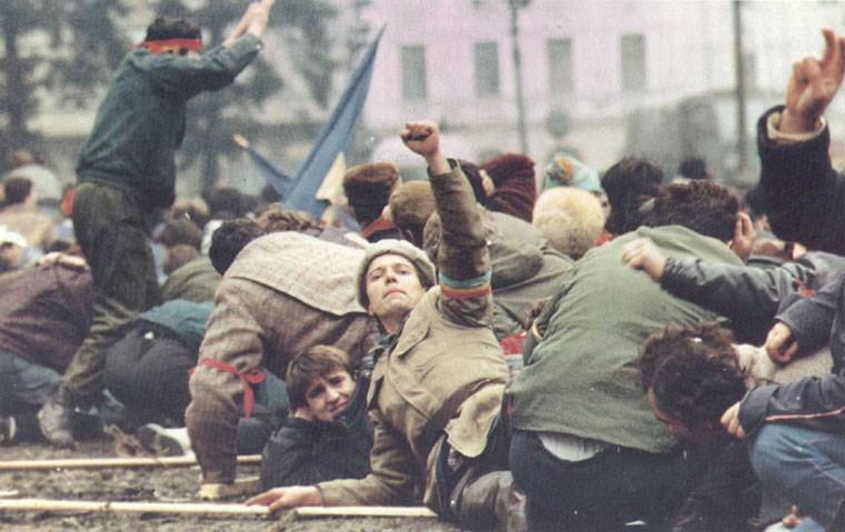 Kutatók a diktatúra „R hálózatát” sejtik a Ceaușescu 1989-es elmenekülése utáni katonai diverzió mögött
