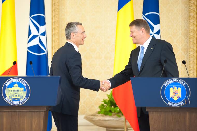 Elemző a Krónikának: Iohannis nem alkalmas NATO-főtitkárnak, indulása hatalmi játszmák része lehet