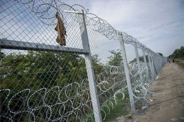 A magyar kerítésépítés ellen ágál a román kormány