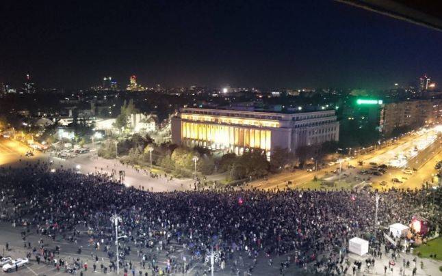 Bukaresti tűzvész: tízezrek a kormányellenes tüntetésen