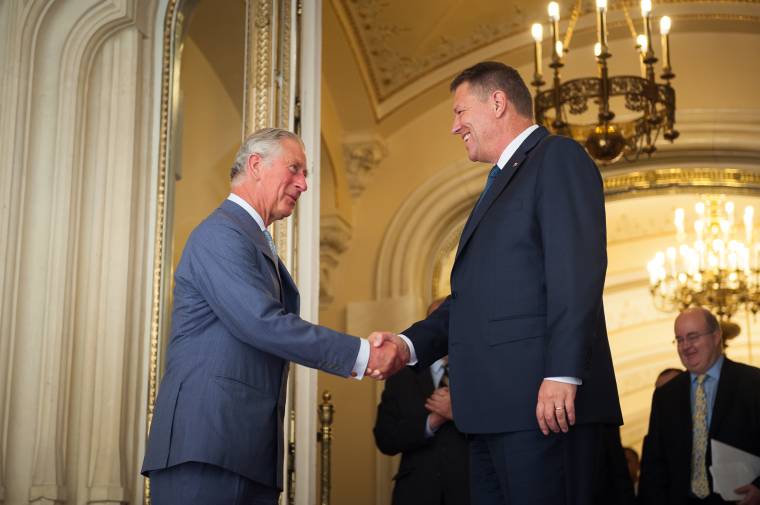 Romániába látogat Károly herceg, Klaus Johannissal találkozik