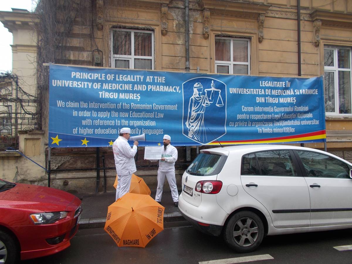 Bukarestben tüntetnek a marosvásárhelyi orvosiért