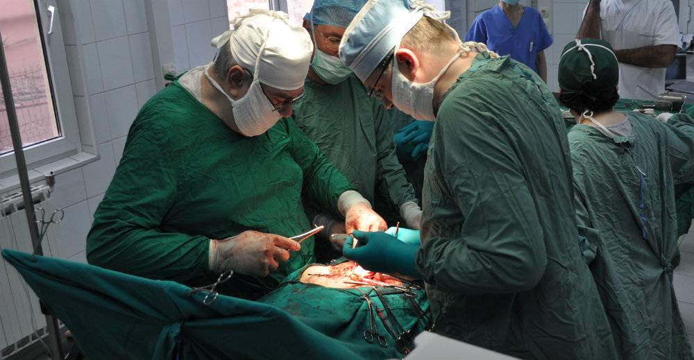 Új műtési eljárást mutat be egy amerikai orvos Temesváron
