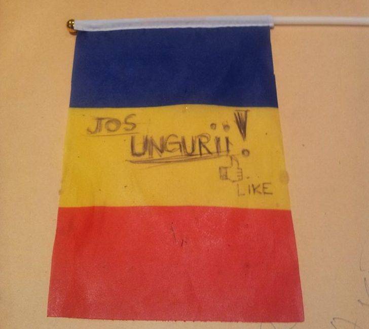 Magyarellenes román zászló az újszentesi lelkipásztornak
