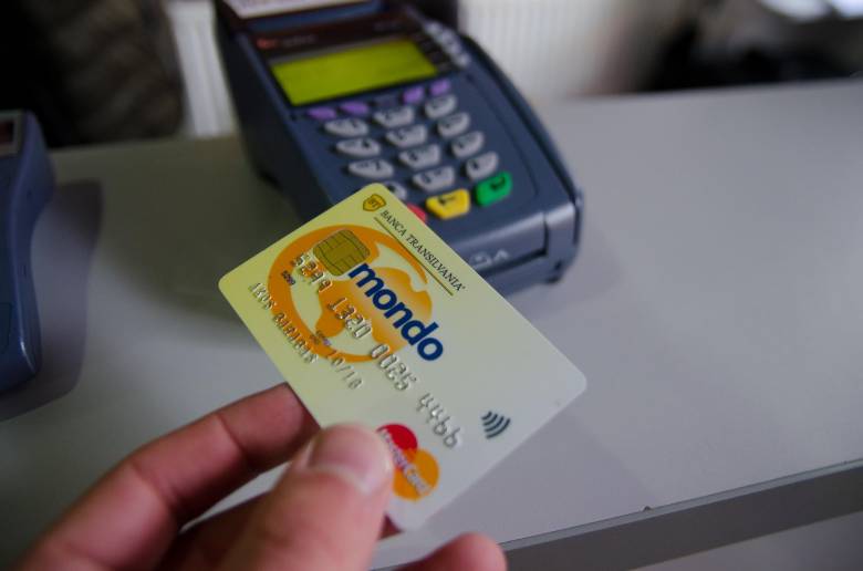 Kötelesek biztosítani a közintézmények és hatóságok az online bankkártyás fizetés lehetőségét