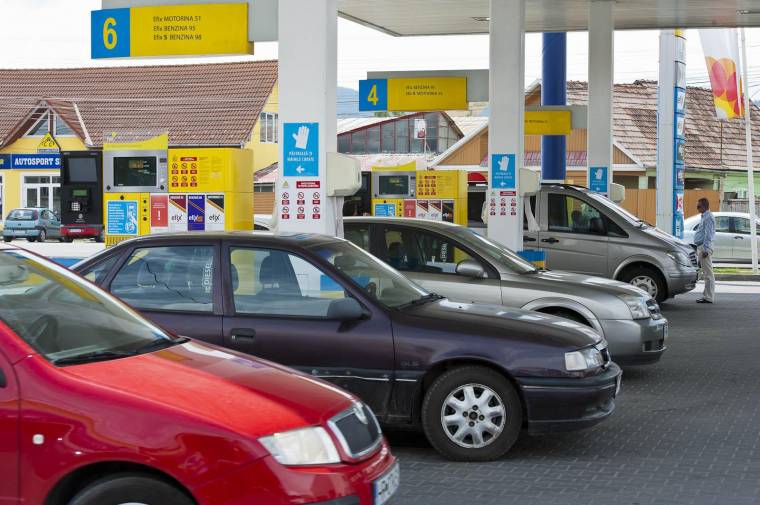 Két szakaszban drágul az üzemanyag – újra kivetette a kormány az extra jövedéki adót