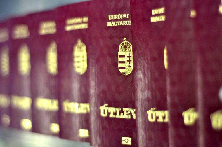 Kevesebbe kerül a magyar útlevél