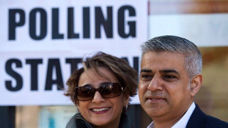 Megválasztották London első muszlim polgármesterét