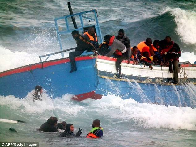 Több száz menekült fulladt a Földközi-tengerbe