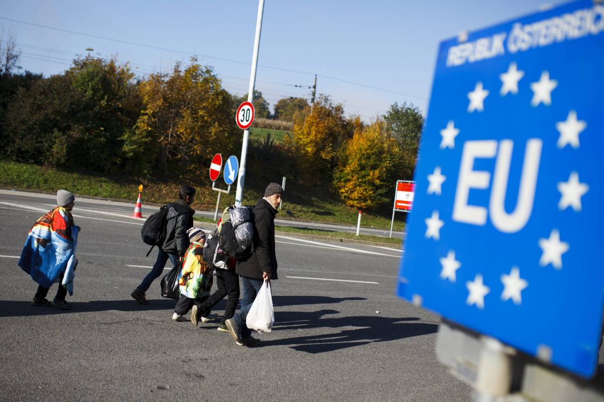 A bevándorlás a legaggasztóbb az európaiak számára egy uniós felmérés szerint