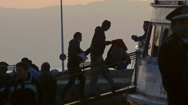 Megérkezett az első menekülteket szállító két hajó Törökországba