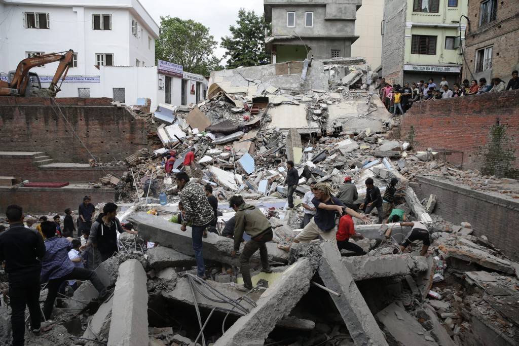 Nepáli földrengés több ezer áldozattal