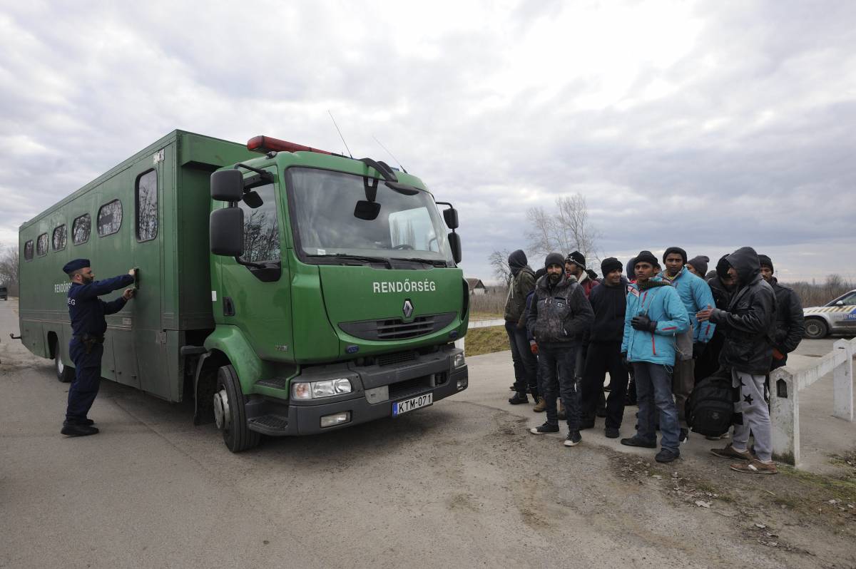 Két tucatnyi migránst fogtak el Röszkénél