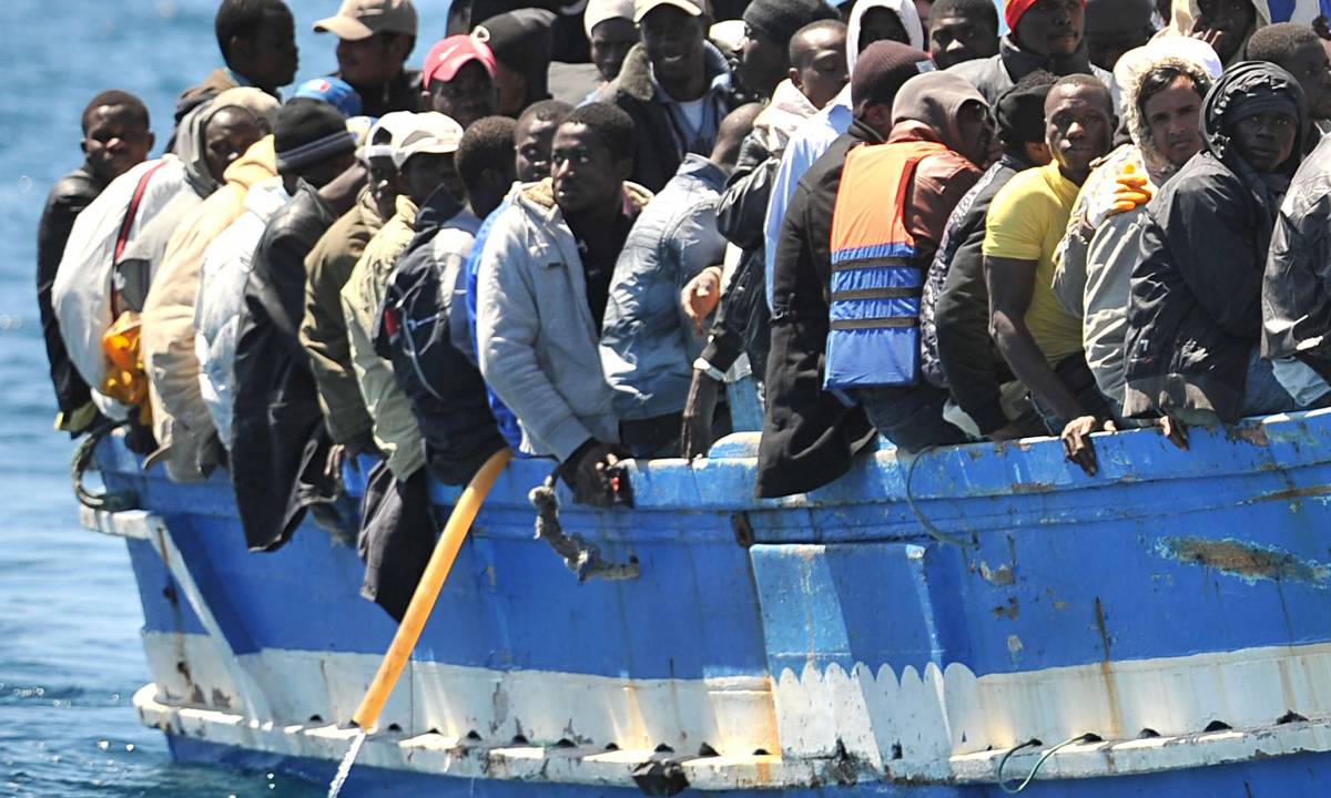 Több száz kimentett migráns érkezett Dél-Olaszországba