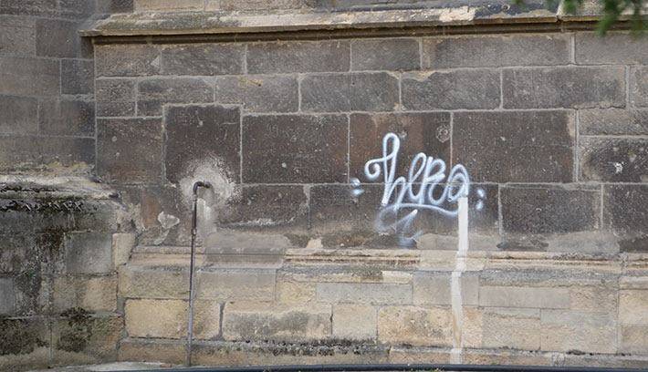 Grafittikkel mázolták össze a Szent Mihály-templomot