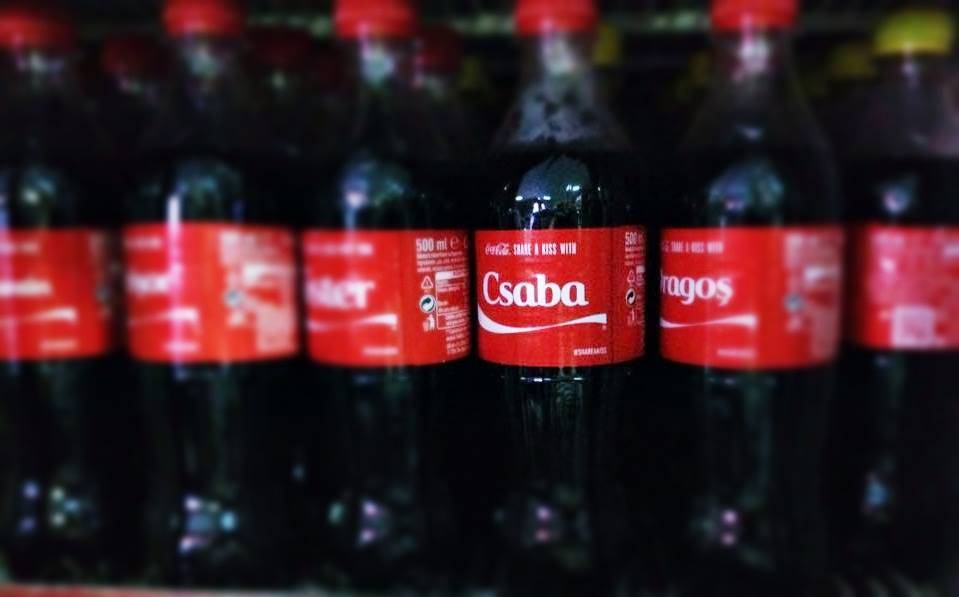 Magyar nevek a Coca-Cola palackjain