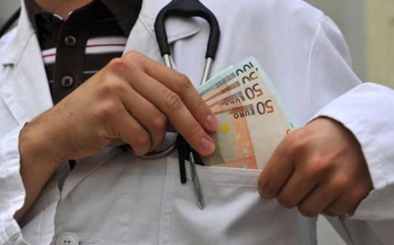 Hálapénz elfogadásával gyanúsítanak bukaresti orvosokat