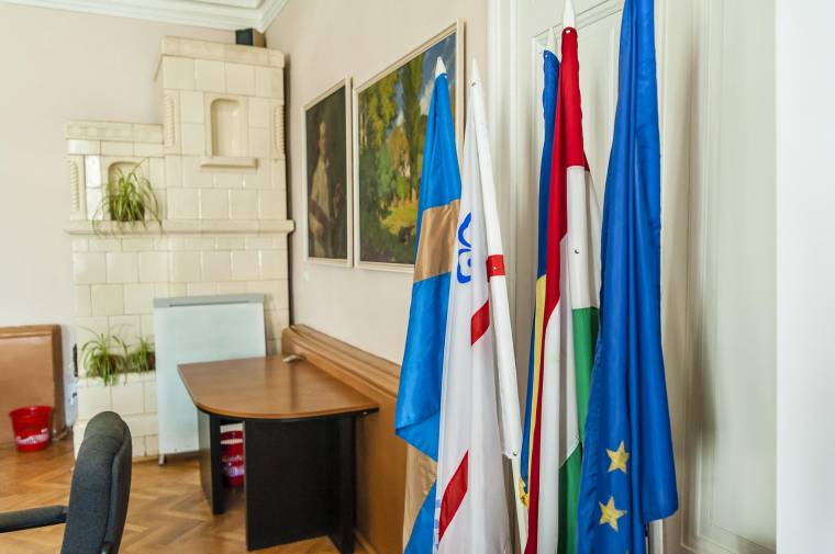 Jogerős ítélet: molinón sem lehetnek jelen a magyar és a székely jelképek a csíkszeredai városházán