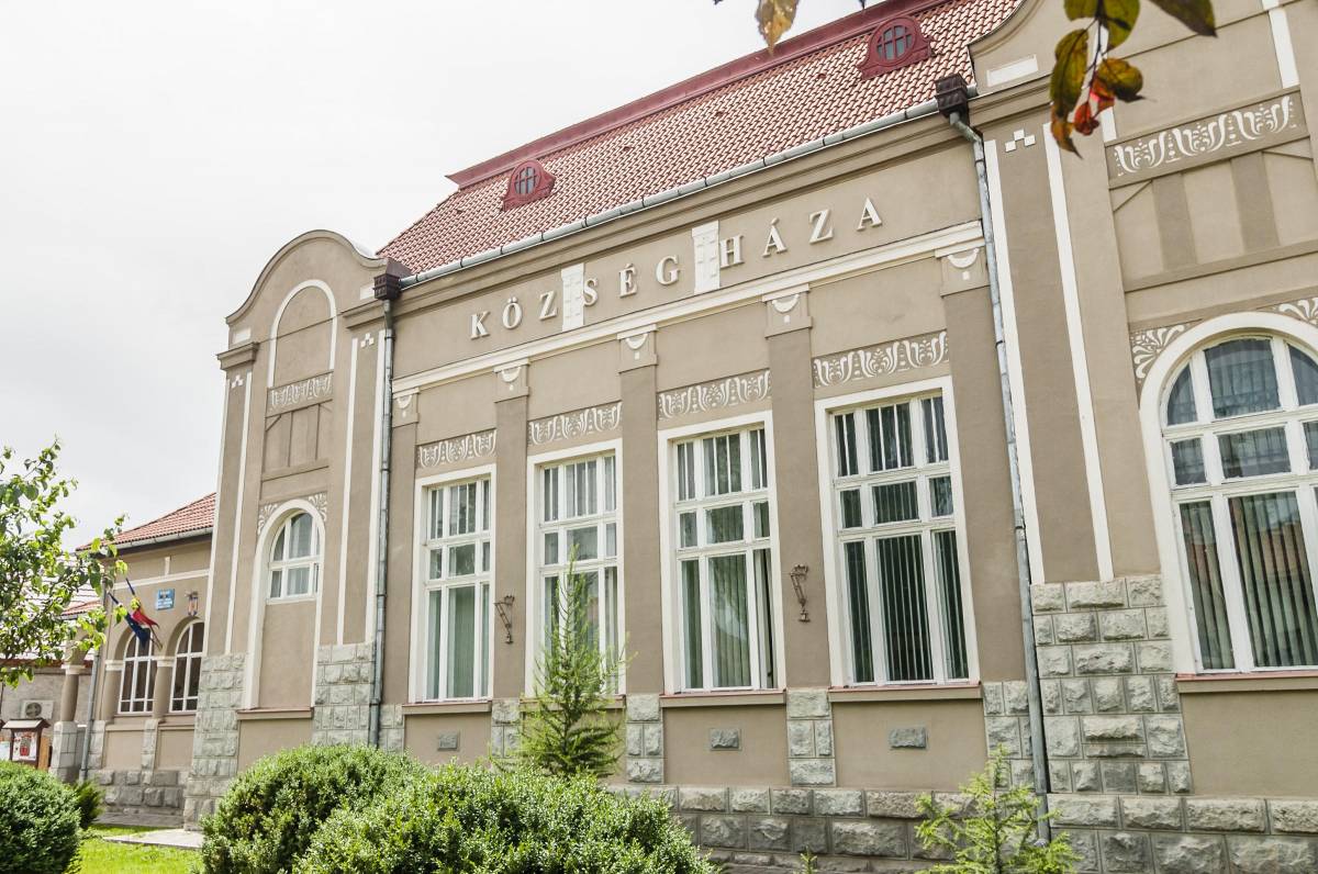 Tanasă ezúttal nem nyert, Csíkszentdomokoson helyén maradhat a Községháza tábla
