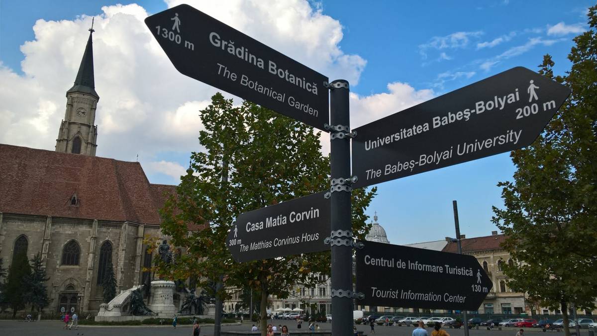Hibásak a Kolozsvári turisztikai látványosságokhoz irányító kétnyelvű táblák
