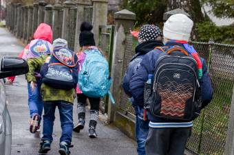 Román vagy magyar iskolába menjen a gyerek? – újra pereskednek a kolozsvári szülők