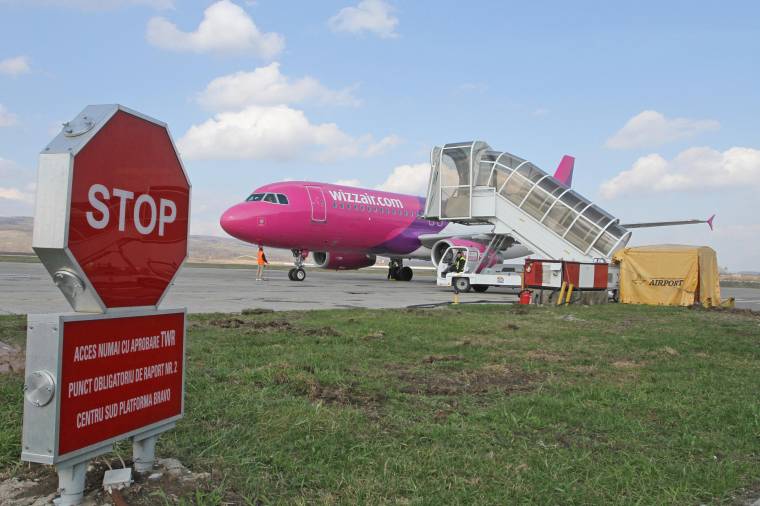 Több száz repülőjáratot érinthet a légiforgalom-irányítók délben felfüggesztett sztrájkja