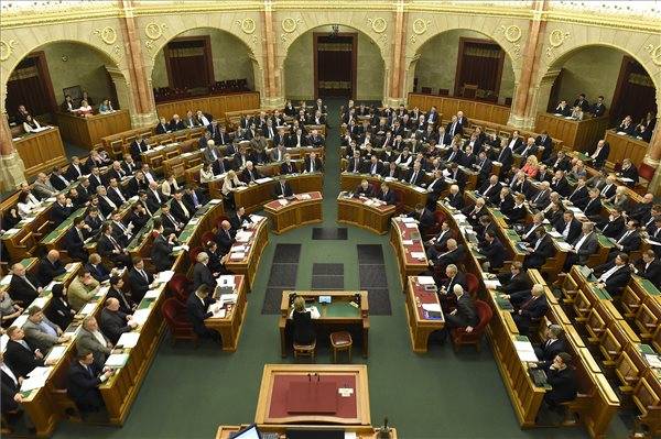 Határozatban utasítaná vissza a Fidesz a Sargentini-jelentést