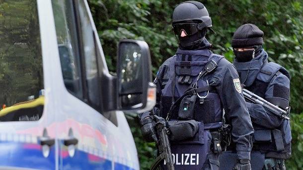 Szélsőbaloldali tüntetők támadtak a rendőrökre Németországban, a hétvégén újabb erőszakos akciók várhatók