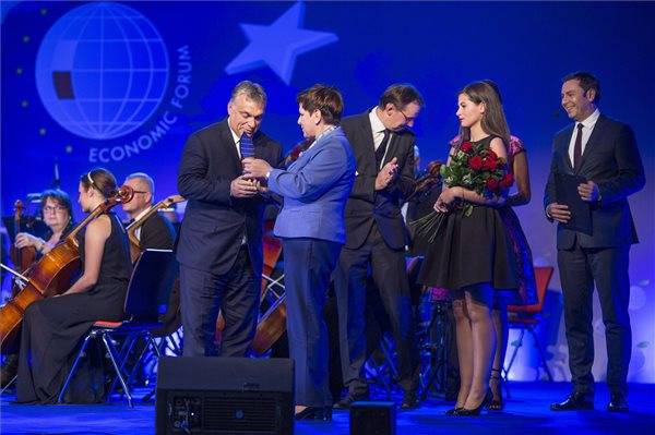 Orbán Viktor Az év embere díjat kapott Lengyelországban