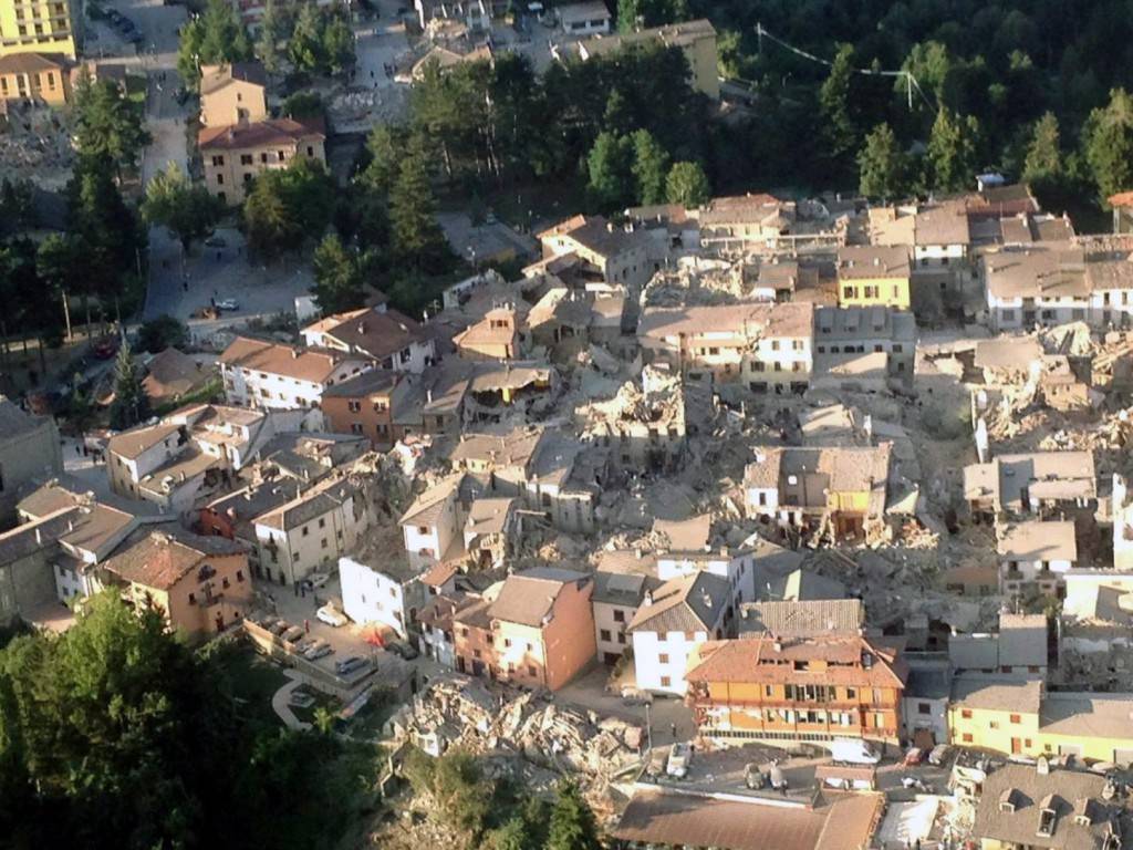 Itália: több mint kétszáz halott, köztük öt román