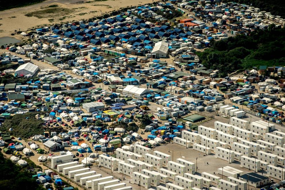 Nekiláttak Calais-ban a migránstábor felszámolásának