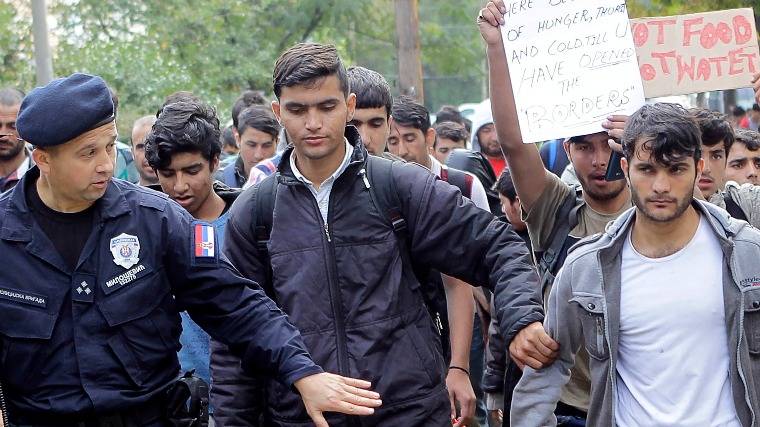 Visszaszállították Belgrádba a magyar határ felé indult migránsokat