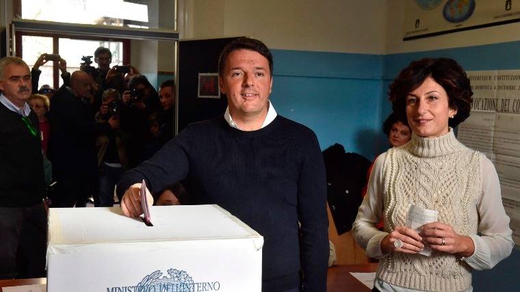 Elutasították az olaszok a reformokat, Renzi kormányfő lemond