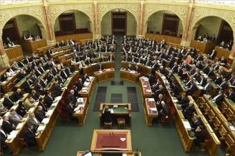 Határozatban utasítaná vissza a Fidesz a Sargentini-jelentést