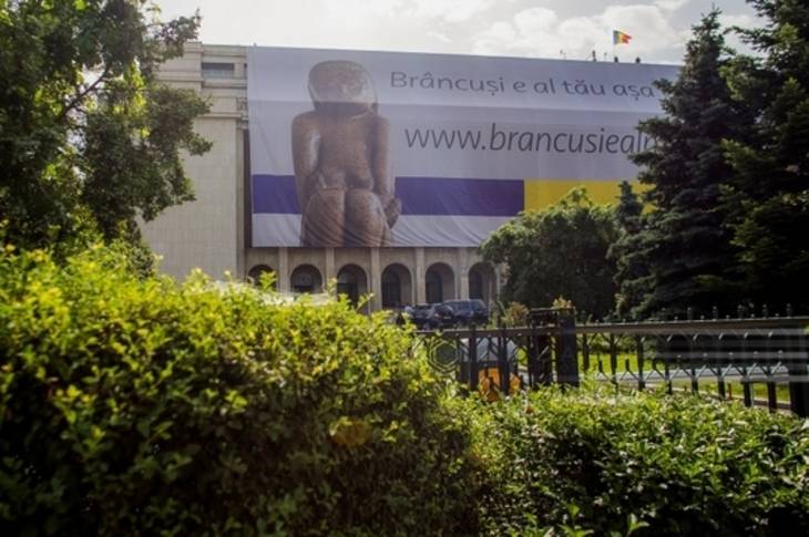 Plakáton biztatnak adakozásra a Brâncuşi-szobor kapcsán