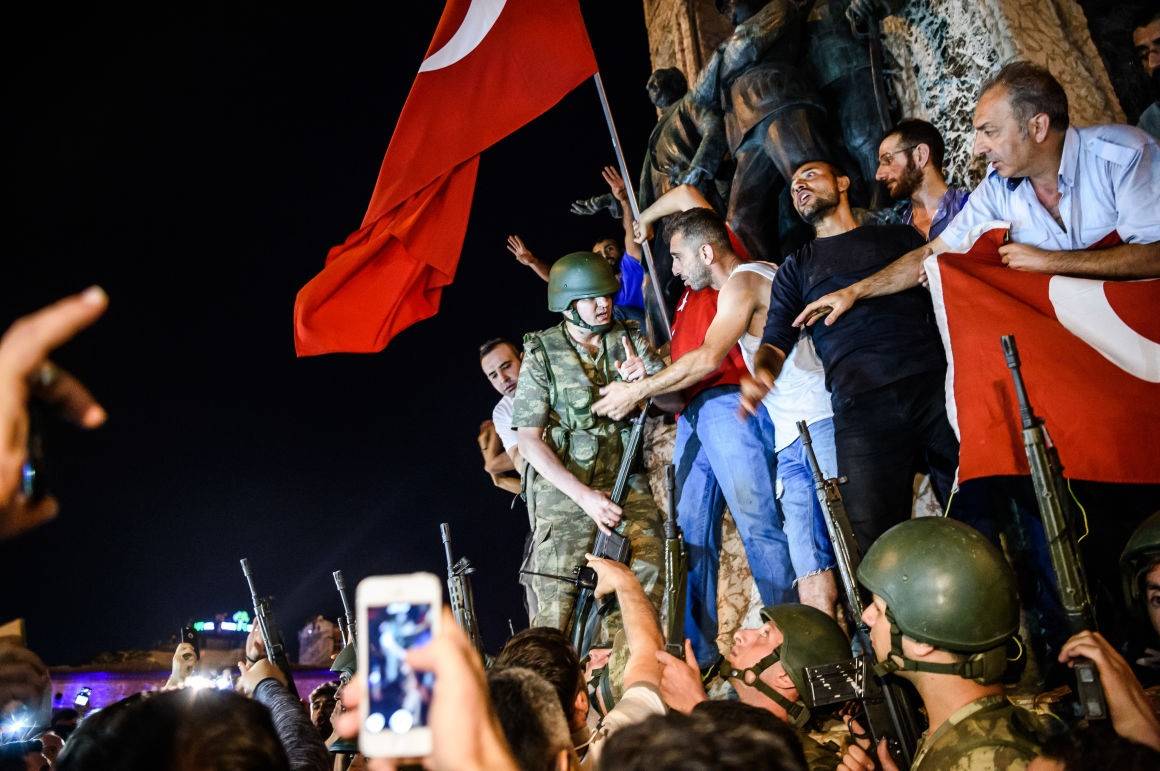 Katonai puccskísérlet Törökországban