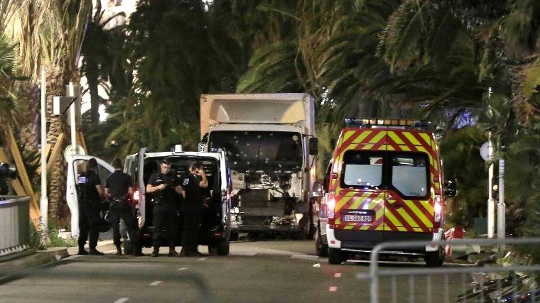 Több tucat embert megölt Nizzában a kamionos terrorista