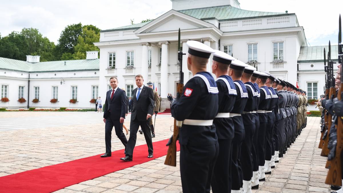 Varsói NATO-csúcs: erősítik a keleti szárnyat